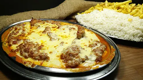 Filé à parmegiana gratinado com arroz e batatas fritas