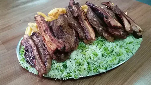 Carne fatiada com arroz de brócolis e fritas – Restaurante Itabaiana III
