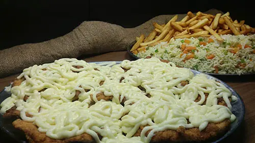 Filé à milanesa com cobertura cremosa, arroz à grega e fritas – Restaurante Itabaiana III