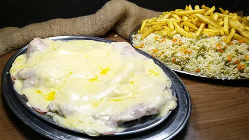 Filé gratinado com queijo, arroz à grega e fritas – Restaurante Itabaiana III