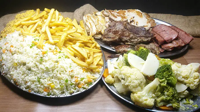 Prato misto de carnes grelhadas com arroz à grega, fritas e legumes do Restaurante Itabaiana III